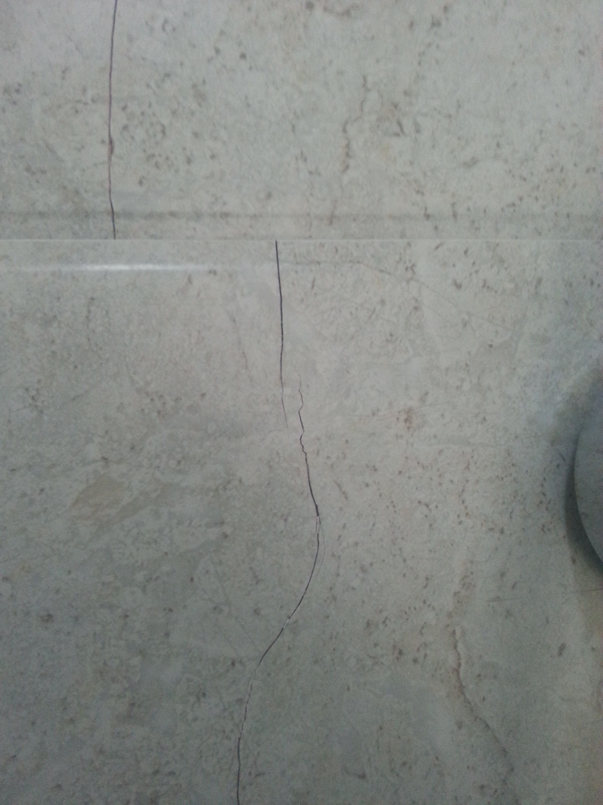 墙砖开裂是什么原因造成的(墙砖开裂是什么原因造成的图片)